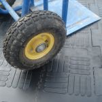 Промышленное покрытие для пола в цехе или ангаре модульный резиновый паркет