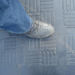 Промышленное покрытие для пола в цехе или ангаре модульный резиновый паркет