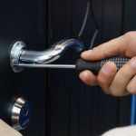 Установка замков в двери.