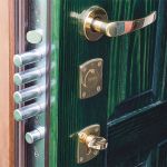 Установка  замков в двери.