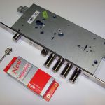 Врезка замков в двери.