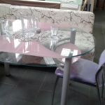 Стеклянные столы и стулья