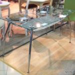 Стеклянные столы и стулья