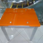 Стеклянные столы и стулья